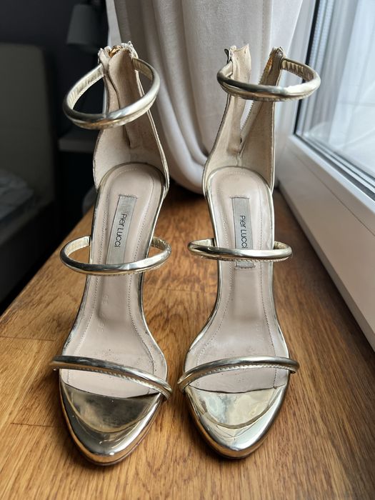 Босоніжки золотого кольору розмір 35 і 5 , 36