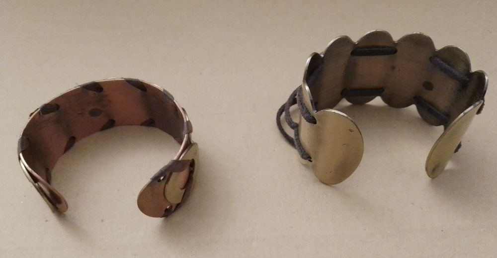 Par de pulseiras de metal