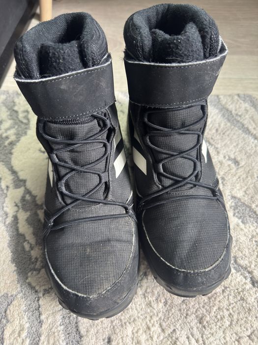 Продам зимние ботинки Adidas