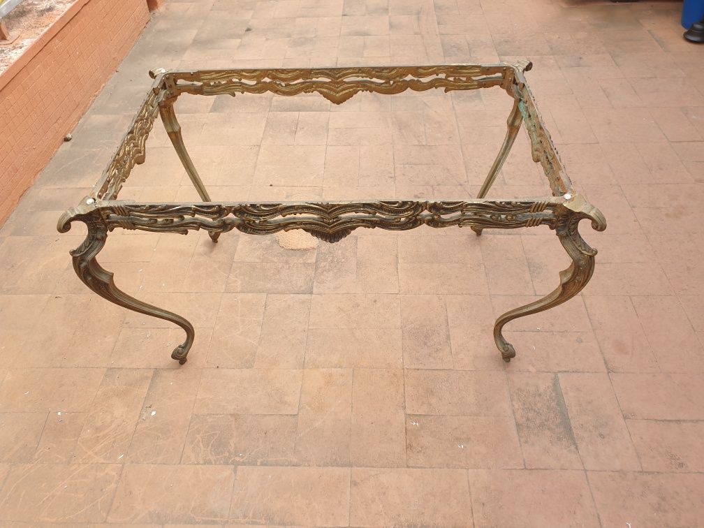 Mesa de sala em latão