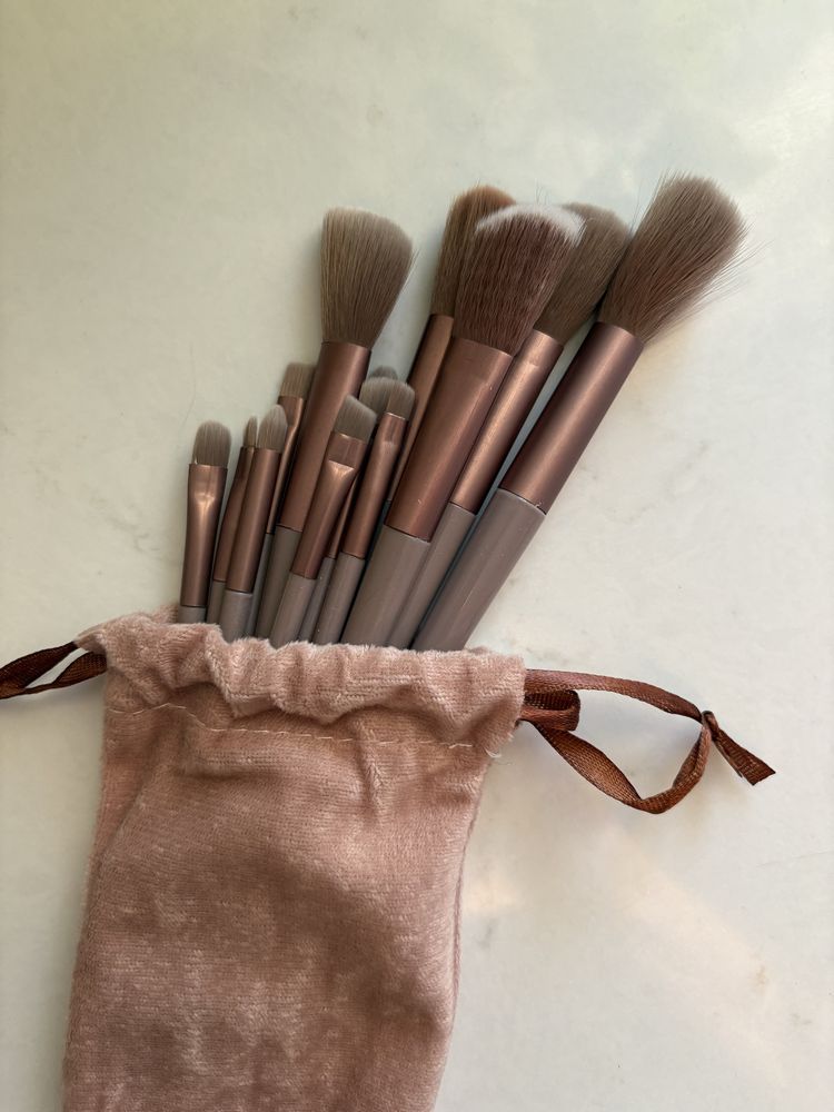 Zestaw pędzli do makijażu 13 sztuk + etui
