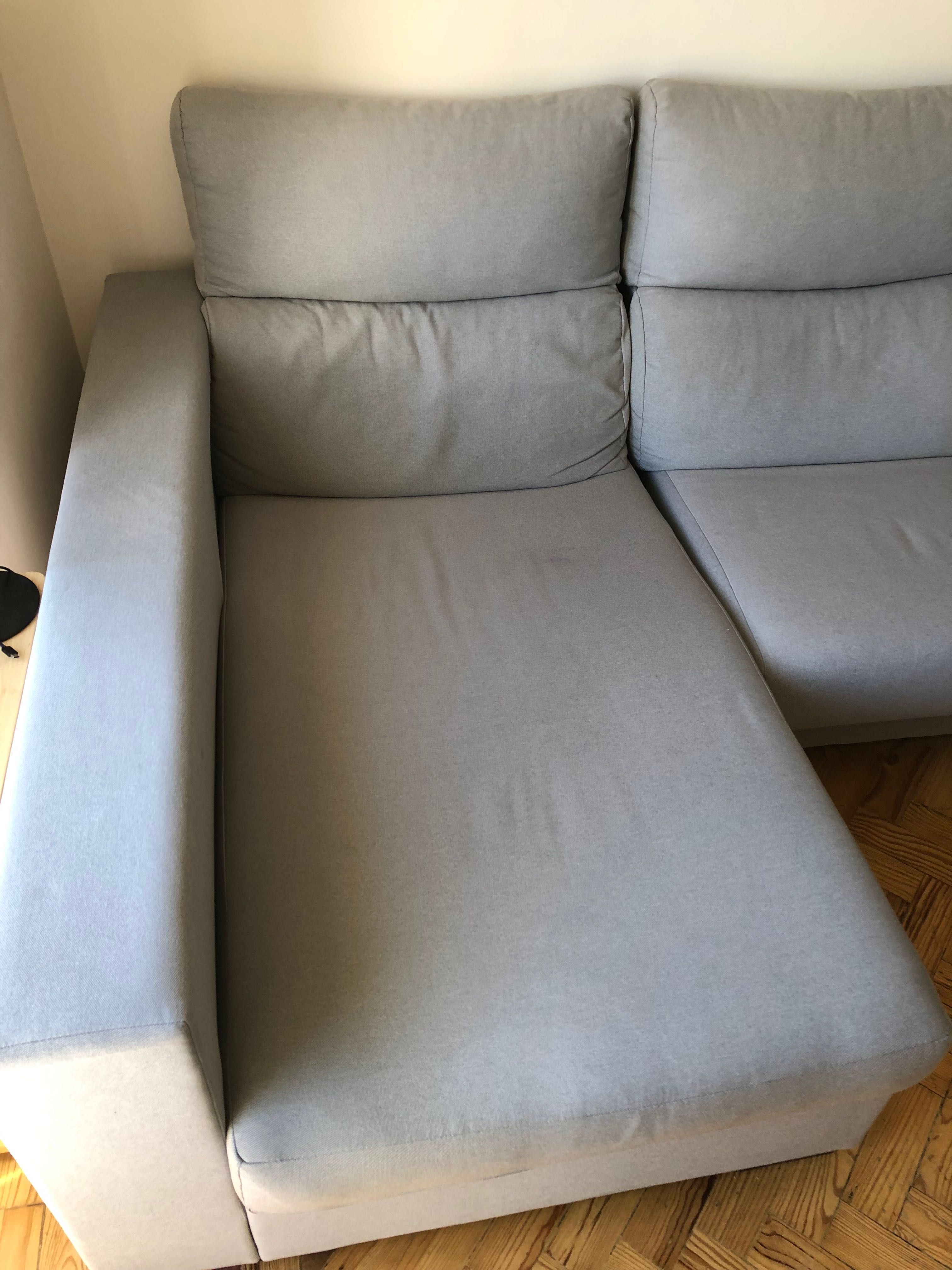 Sofá com chaise longue e lugares ajustáveis