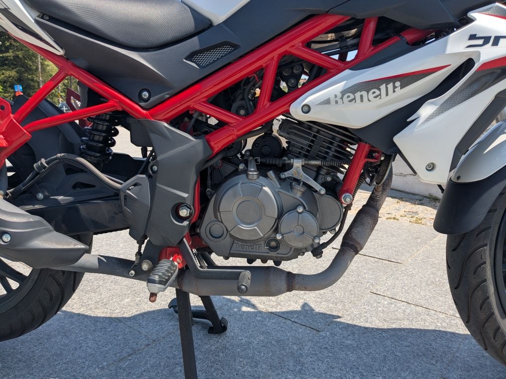 Mota Benelli BN 125 com pneus Michelin