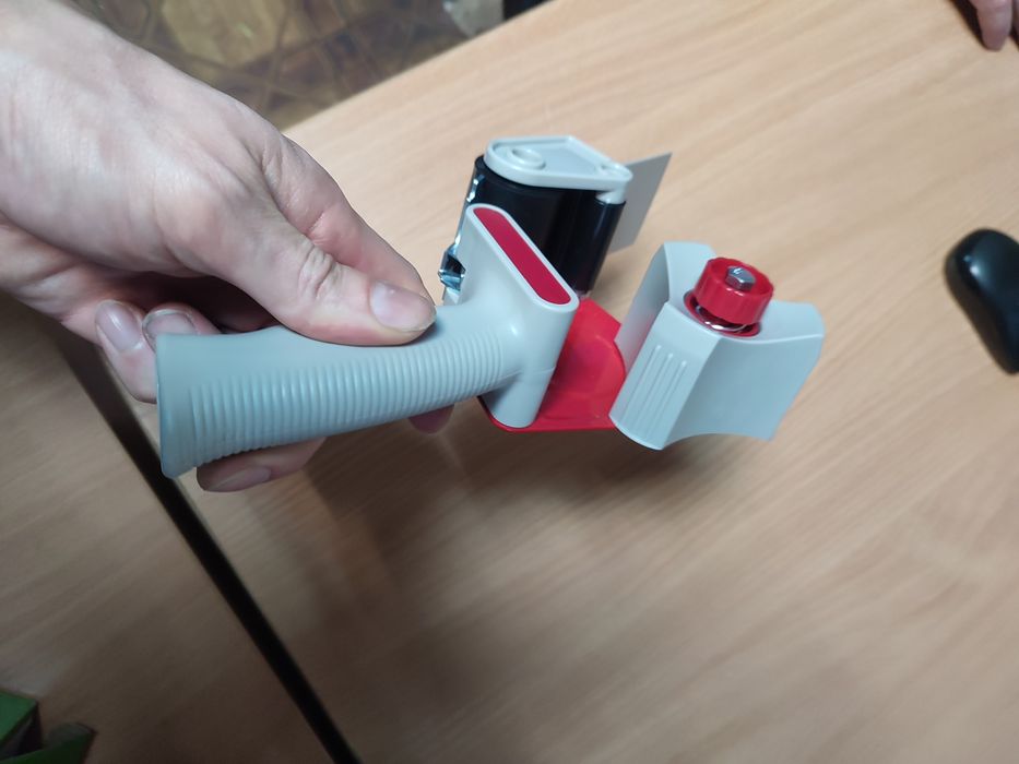 Диспенсер для скотчу