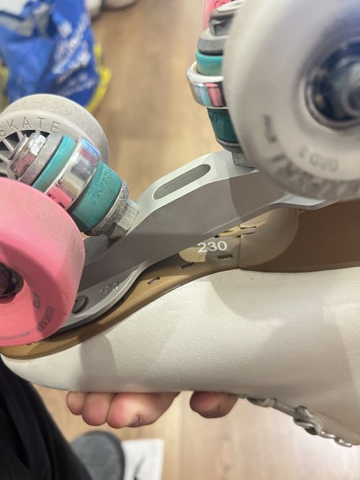 Patins  edea 230 bom estado rodas e regulementos com pouco uso