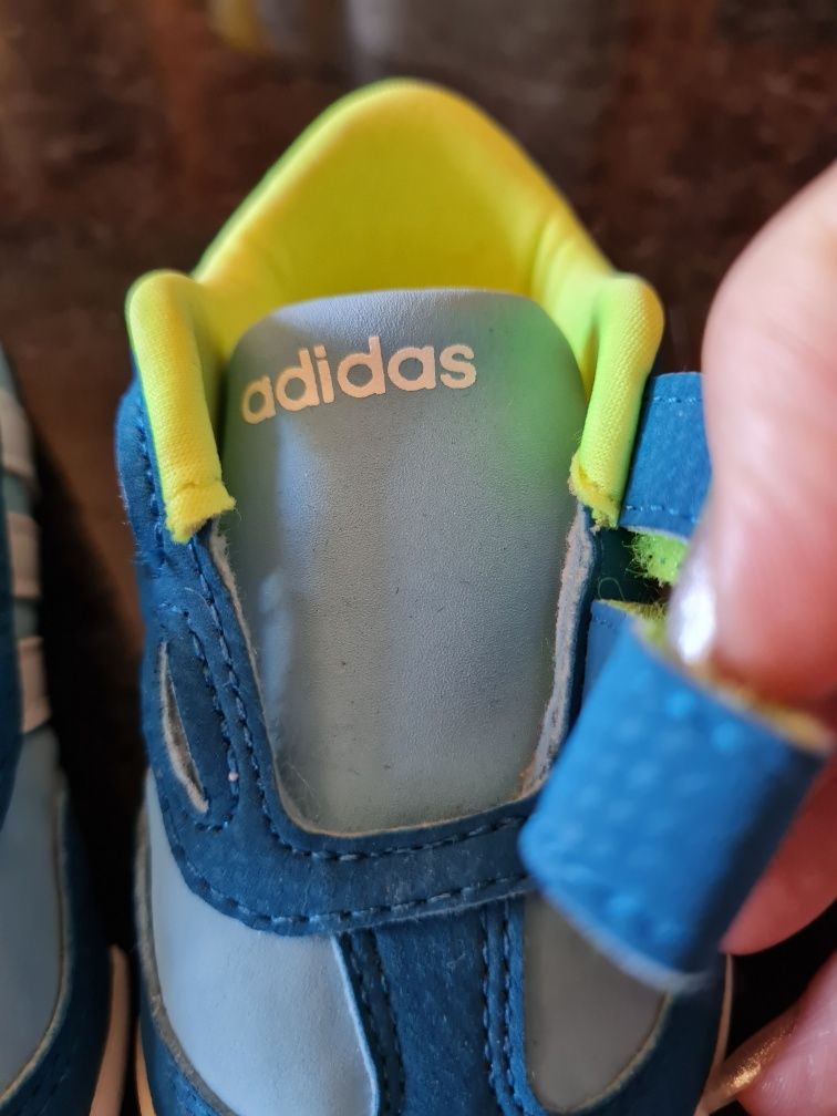 Ténis Adidas bebé T. 17 novos
