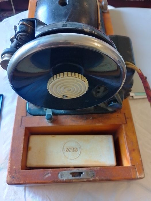 Швейная машина Подольск 1969 г. Машинка электрическая для шитья.