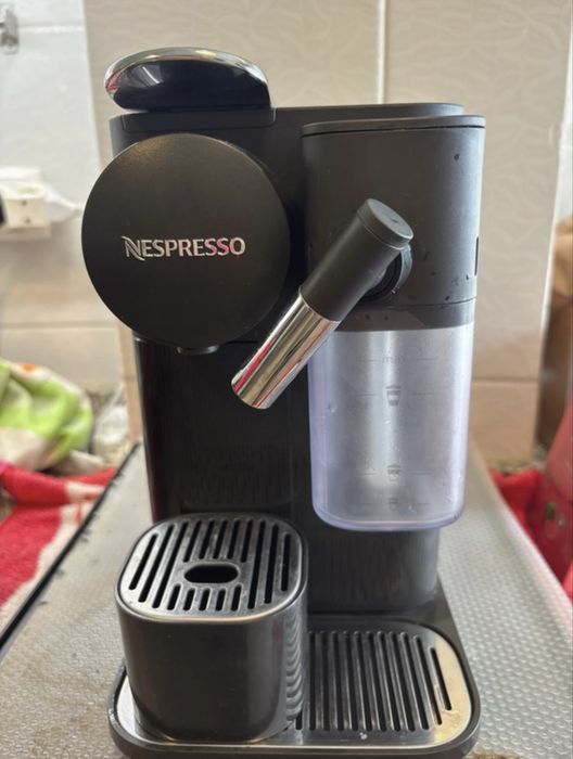 Máquina de Café Delonghi Nespresso Lattissima One Evo Preta