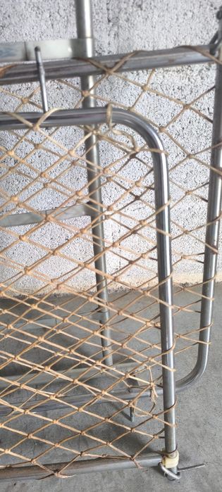 Cama de solteiro vintage estrutura metálica, com motivos cerâmicos