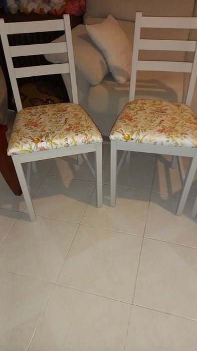 4 cadeiras em madeira,forradas e pintadas de novo.
Excelente estado.