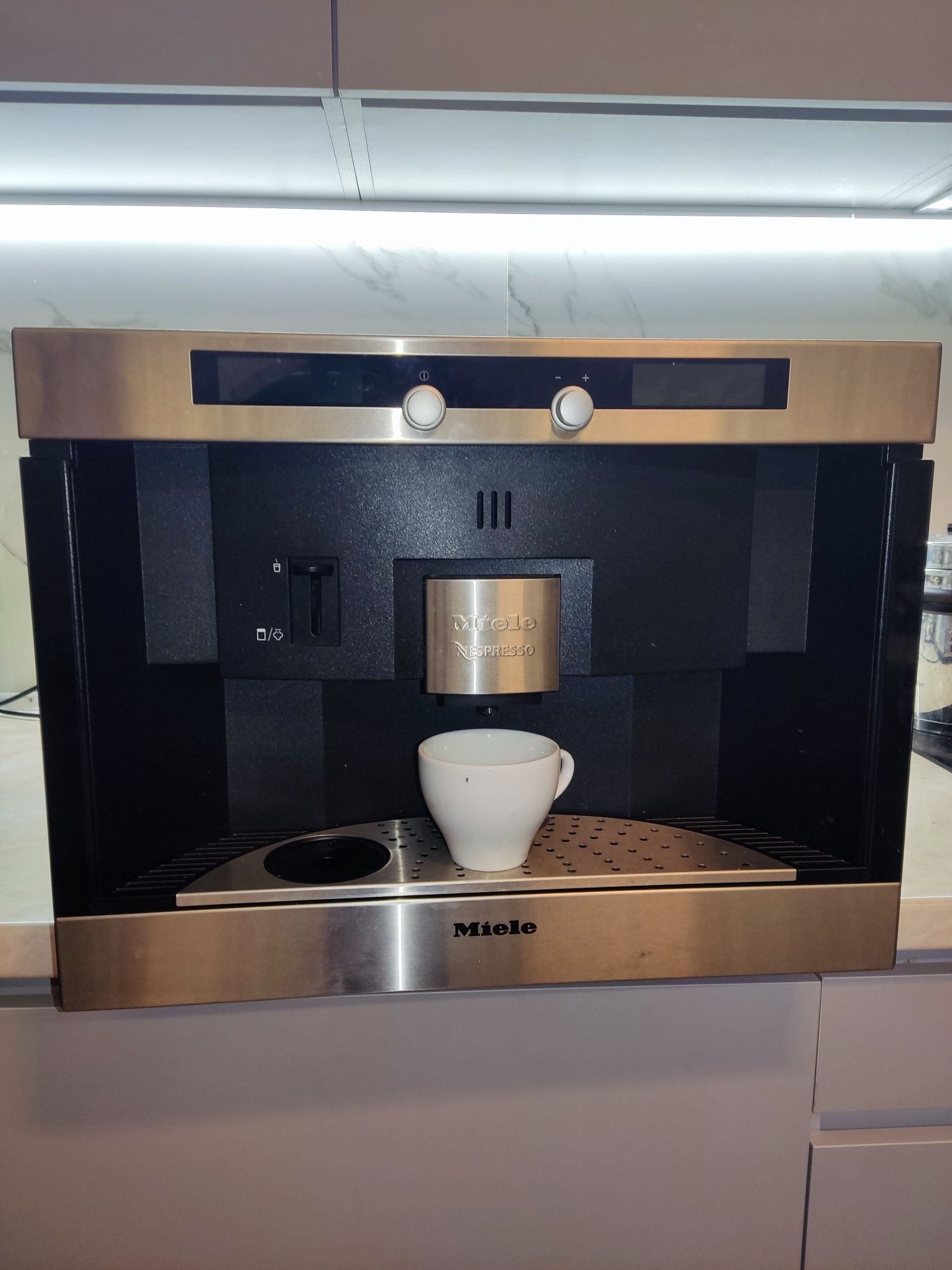 Каво машинa вмунтована  Miele Nespresso