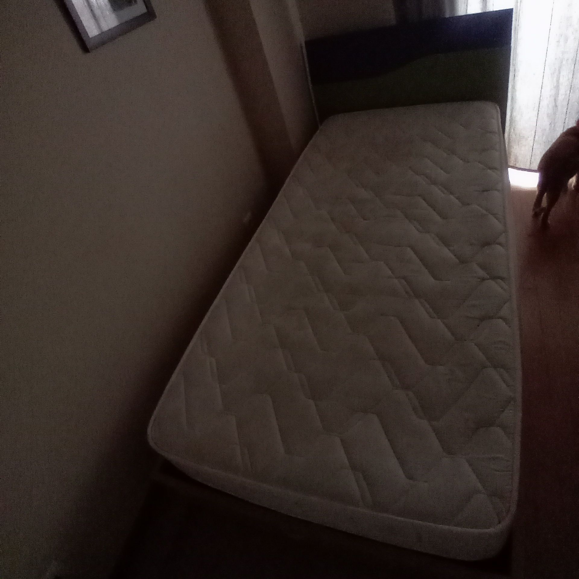 Cama solteiro com estrado elevato