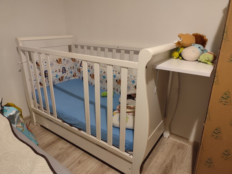 Łóżeczko niemowlęce, regulowane z szufladą.