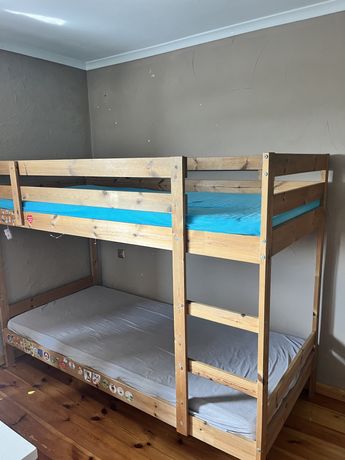 Łóżko piętrowe z materacami