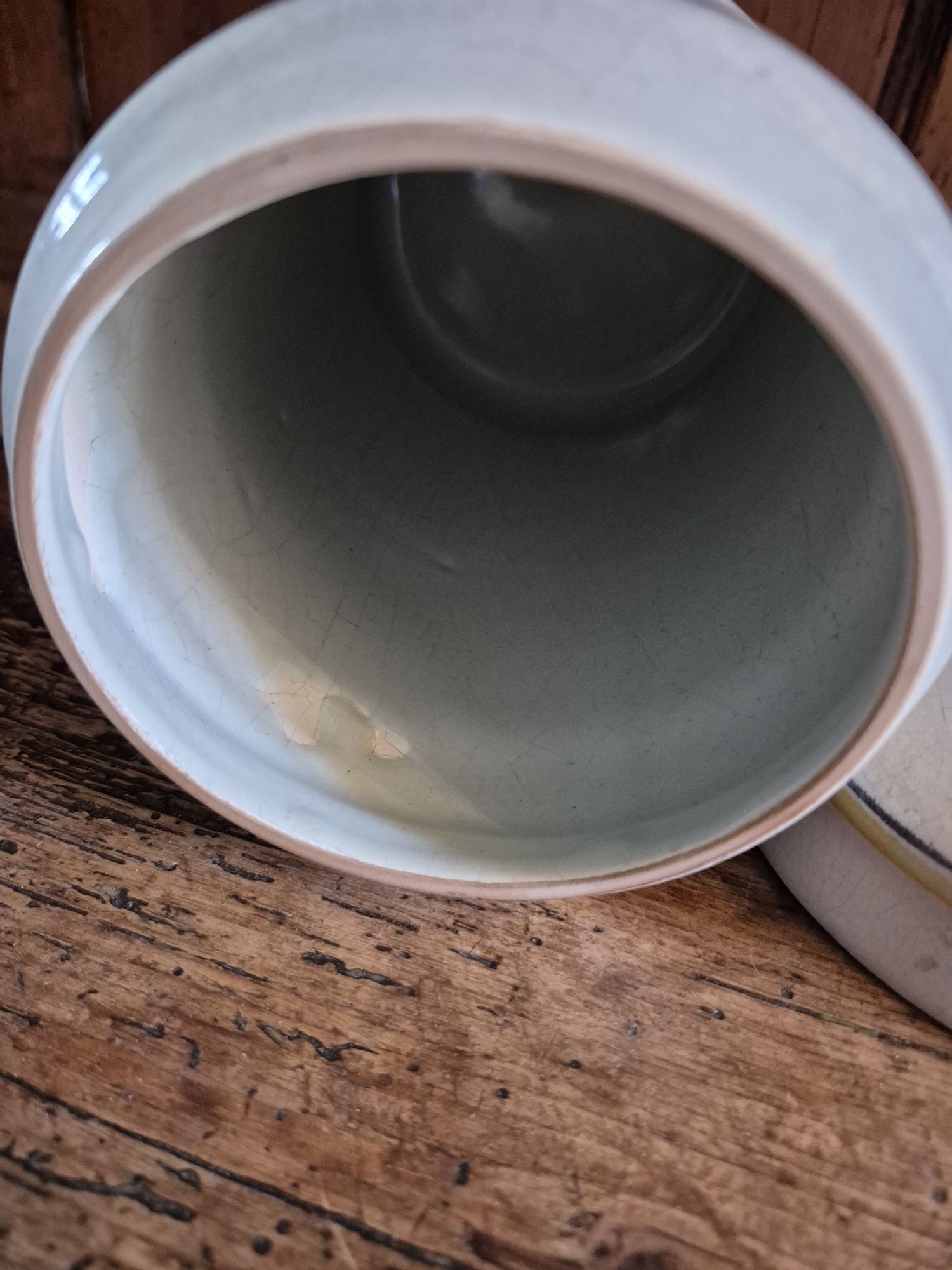 Ceramiczny malowany pojemnik apteczny.