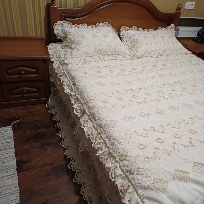 Переїзд. Продаю зайве. Вінтажна ажурна ковдра  з наволочками.