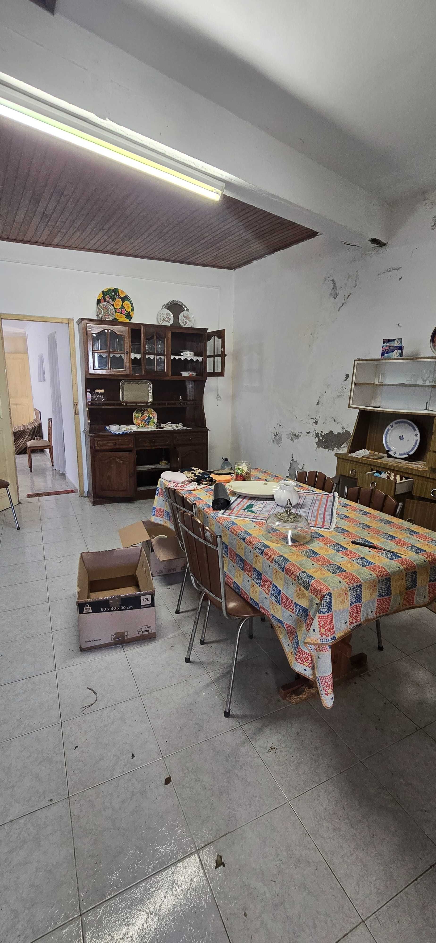 Casa com História, Frente ao Rio – Um Tesouro com Potencial!