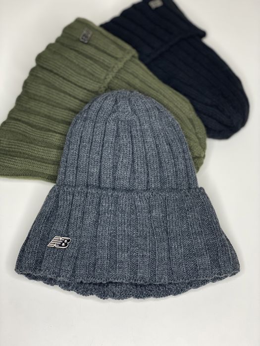 Мужская шапка теплая зимняя New Balance серая НА ФЛИСЕ с отворотом