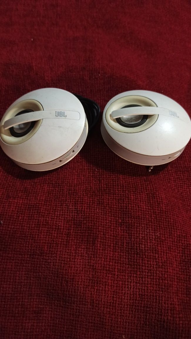 Партативная колонка JBL.