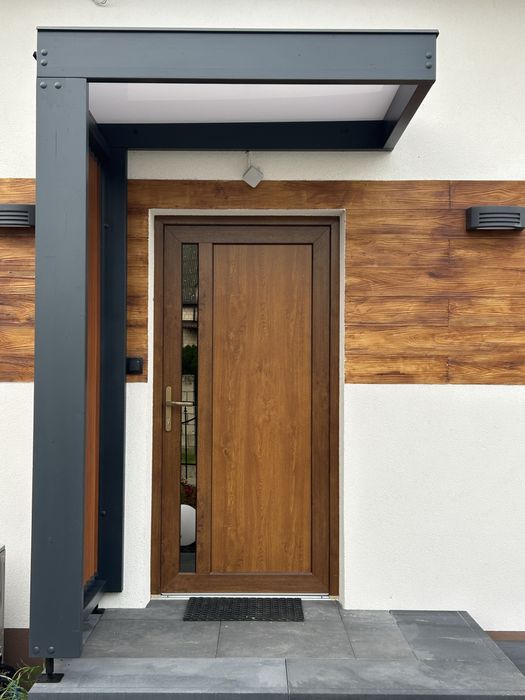 Daszek nad drzwi wejsciowe z lamelami z regulowanym prześwitem