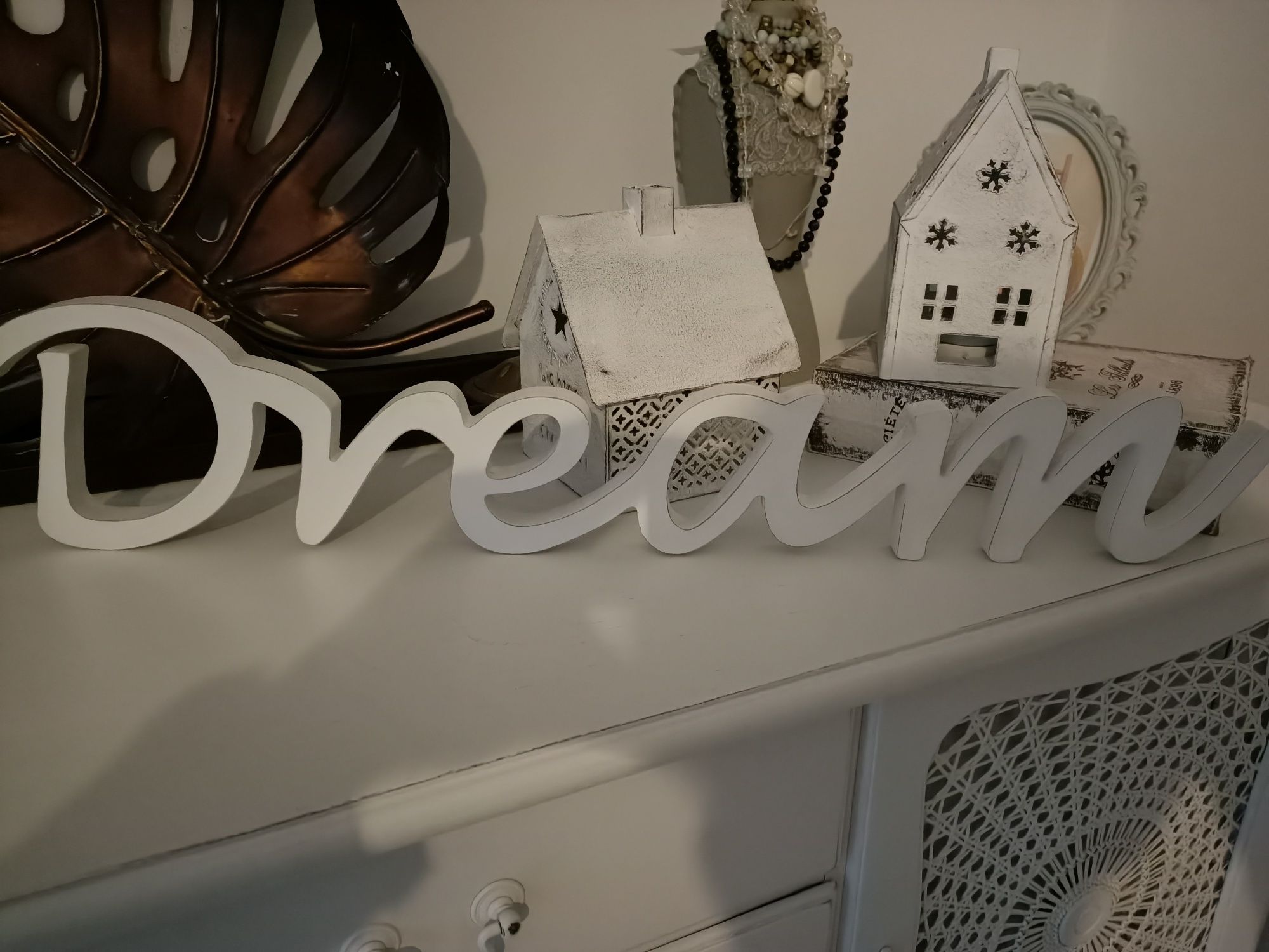 Dekoracyjny biały napis Dream