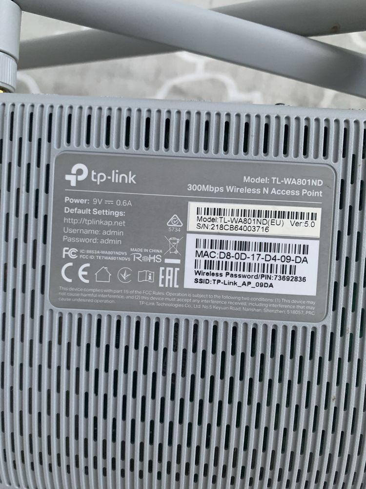 Router TP-link z kablem i ładowarką