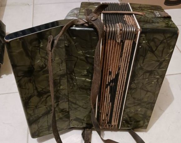 Stary akordeon 32basy