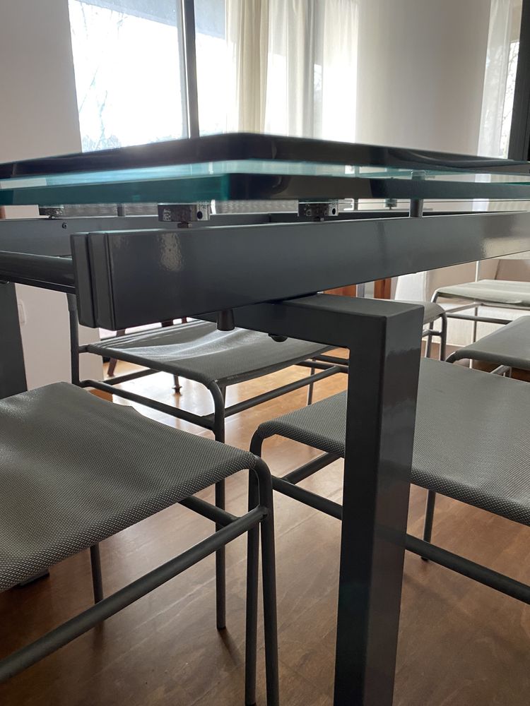 Mesa de jantar em vidro e metal extensível e cadeiras