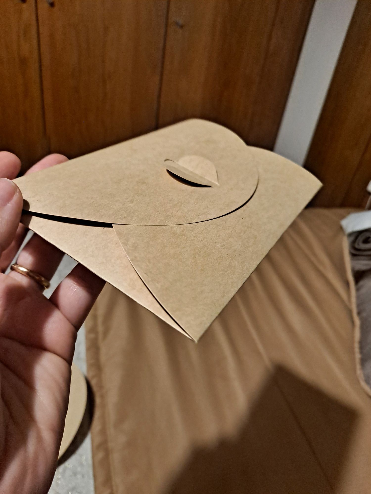 Envelopes para convites em papel craft e fecho em forma de coração