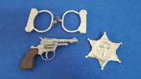 Conjunto de pistola de fulminantes, estrela de xerife e algemas.