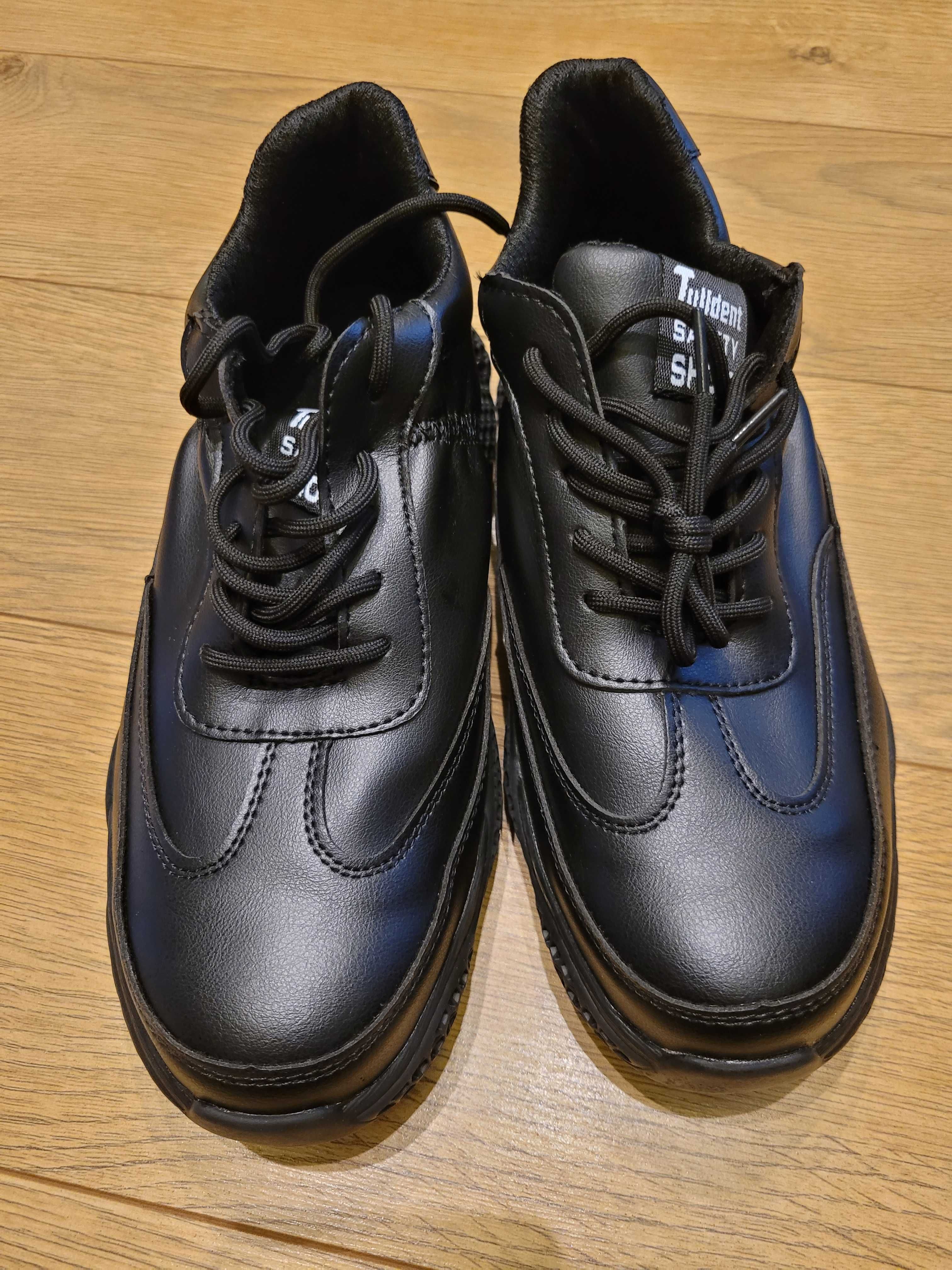 Nowe buty ochronne z metalowym noskiem
