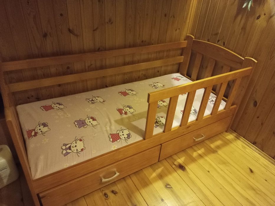 Łóżko dziecięce z materacem i barierką