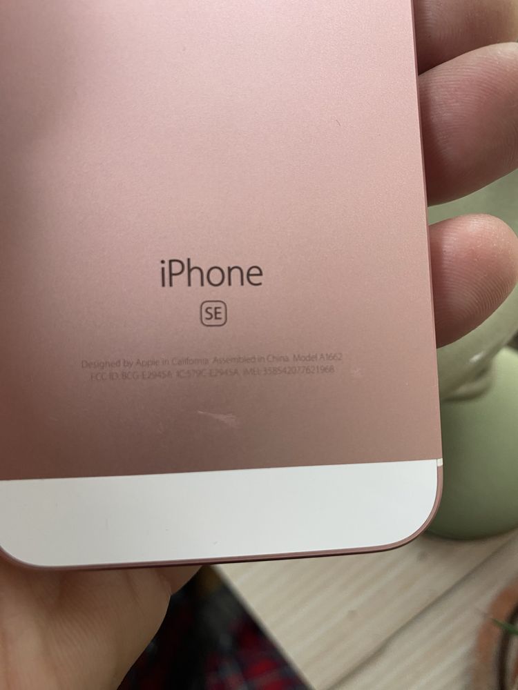 iPhone SE рожевий