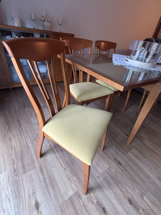 Conjunto de móvel aparador, louceiro, mesa de jantar e mesa de centro