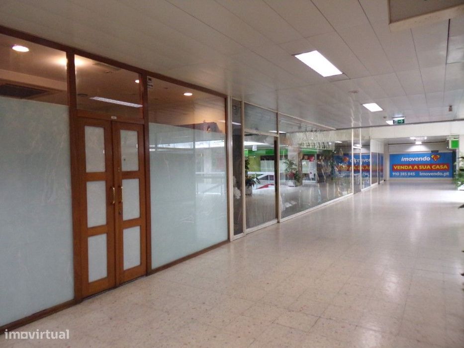Oferta da escritura. Espaço comercial com 1.000m2 em Cedofeita - Po...