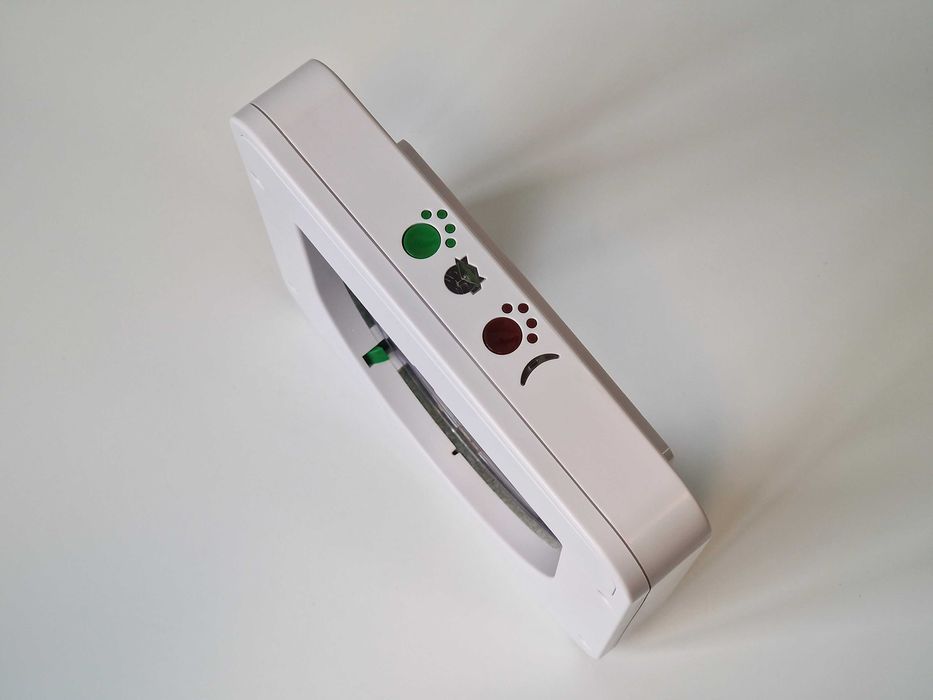 Drzwiczki wahadłowe PetSafe 23 x 23 cm biały dla kota