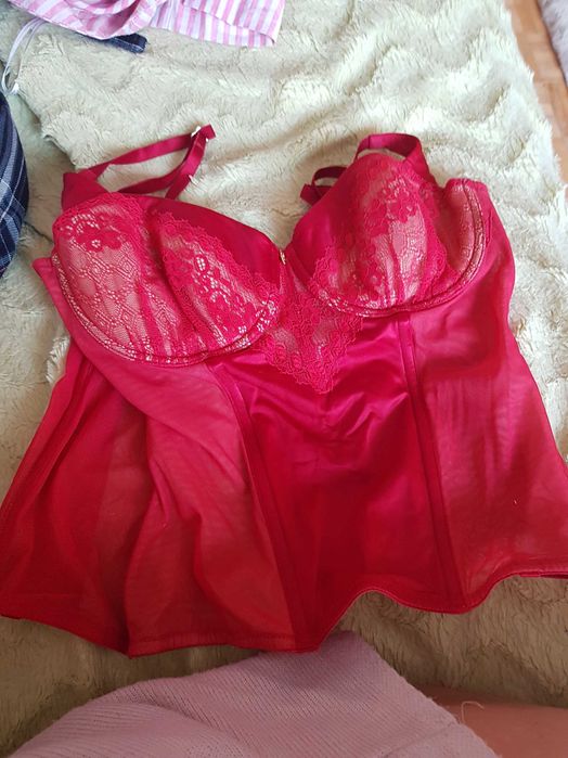Gorset triumph czerwony tanio odsprzedam 80b dobry tez na r b i a