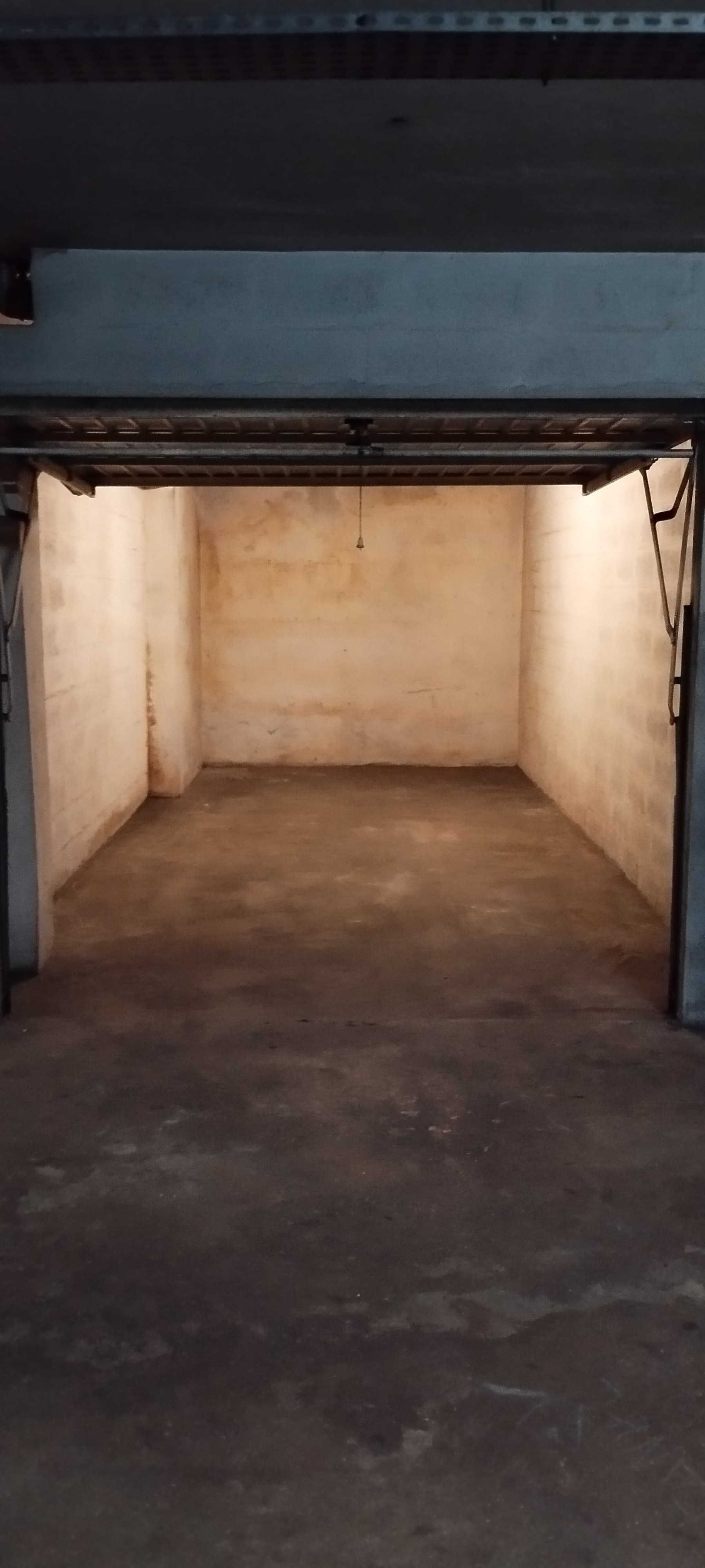 Aluga-se lugar de garagem individual (fechado) em Serzedo, VNG