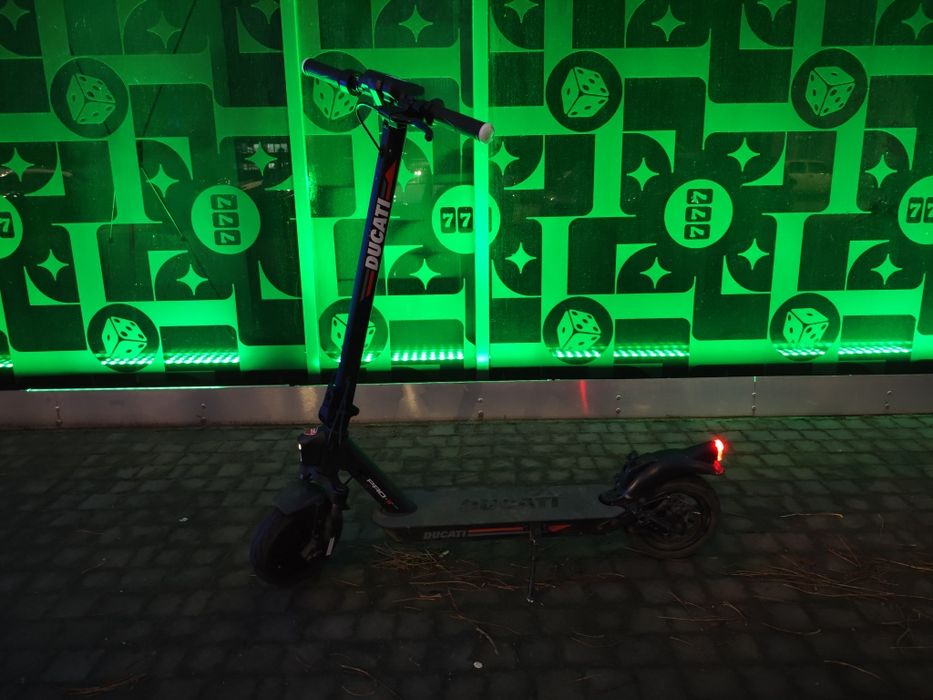 Електричний самокат Ducati