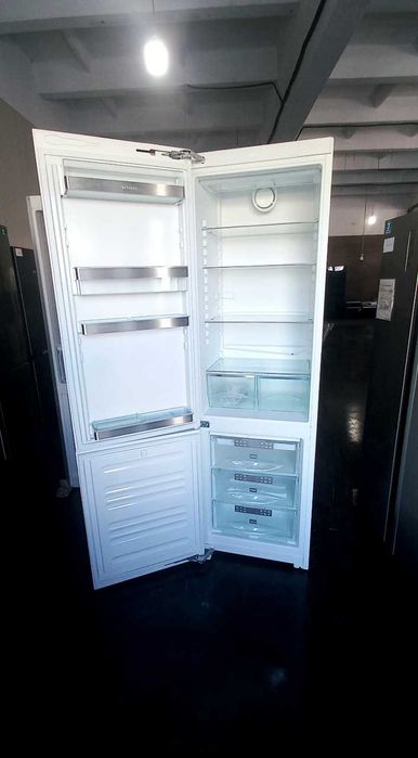 Холодильник Miele (милі, мили, миле)
двометровий, білий, з доводчиками