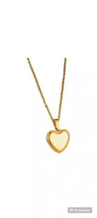 złoty naszyjnik w kształcie serca