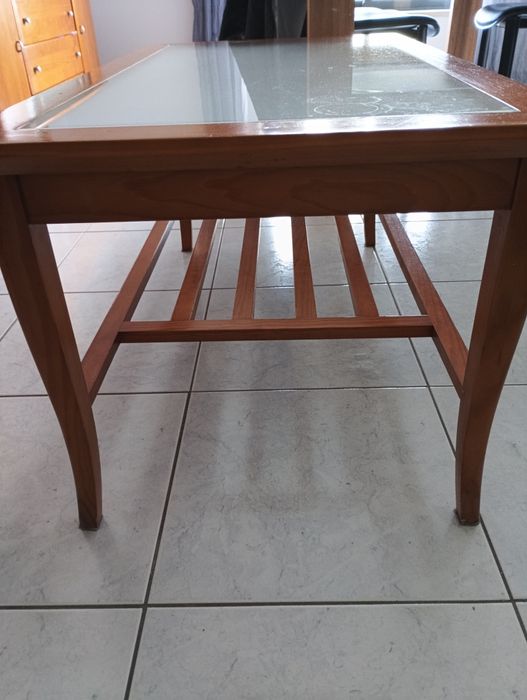 Aparador e mesa de apoio.