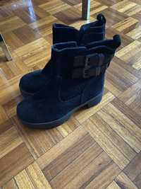 Botas de menina com fivelas