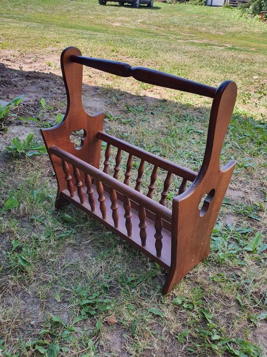 Stary zabytkowy gazetnik.