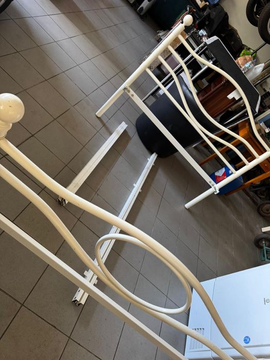 Cama de casal de metal