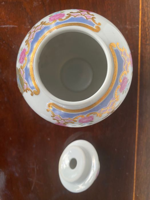 Peça Limojes intacta para decoração requintada