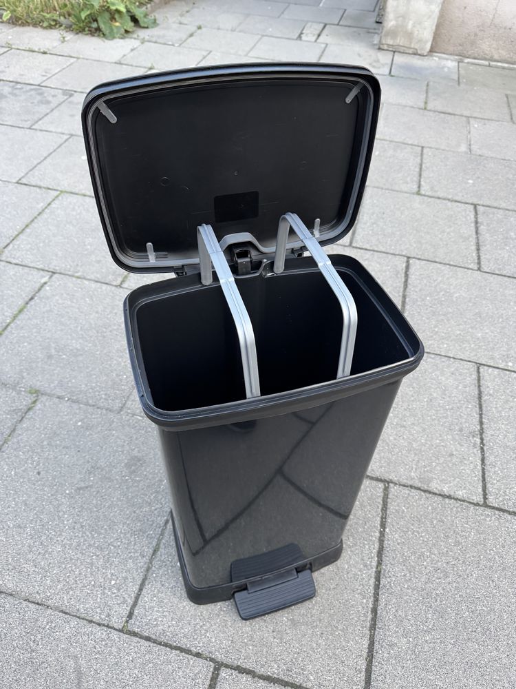 Kosz na śmieci z pedałem Curver Deco Bin 50L, czarny