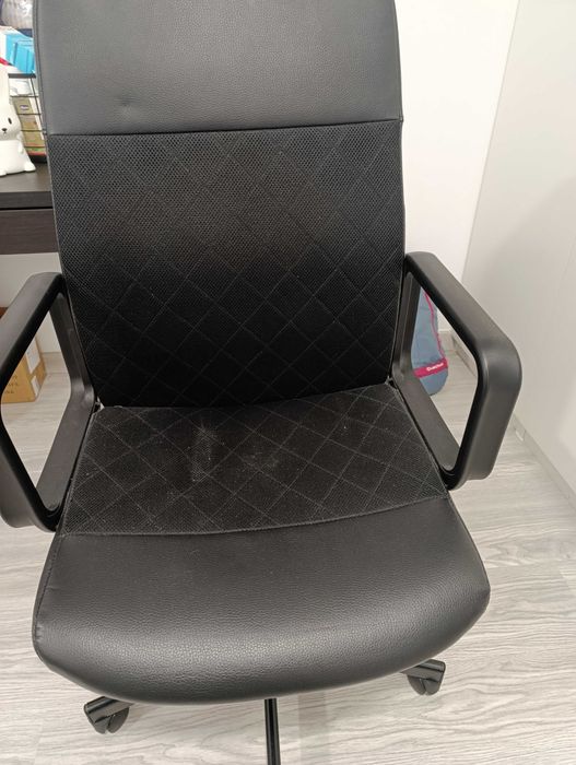 Cadeira preta rotativa