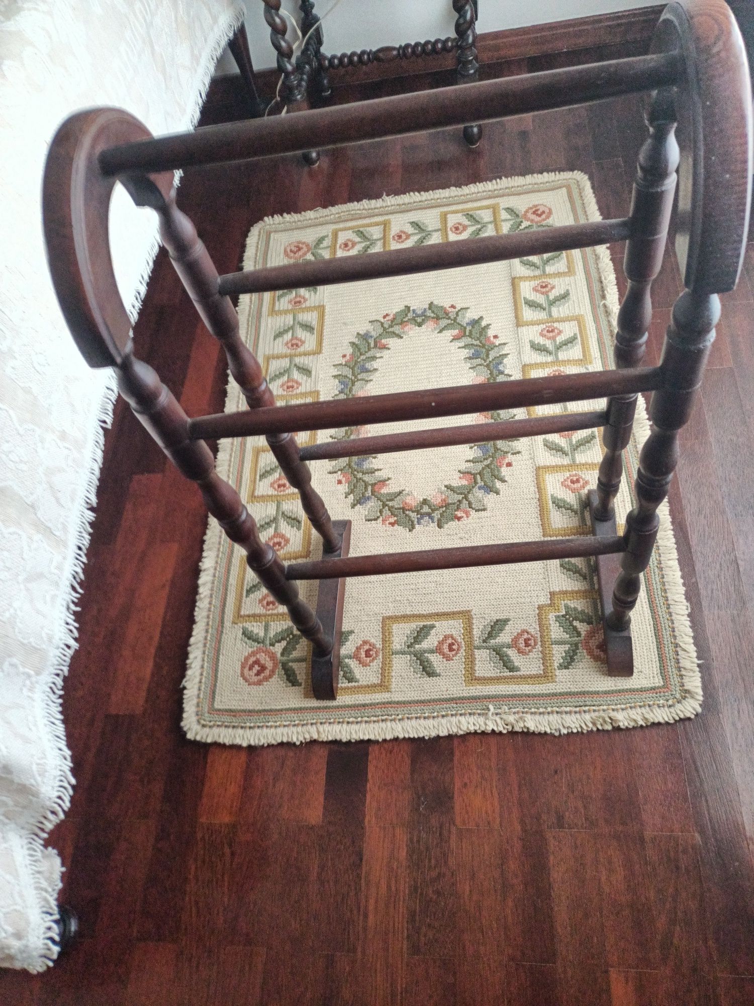 Suporte para toalhas de casa de banho em madeira/mogno