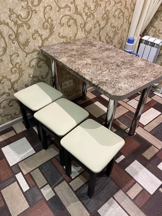 Кухонный стол со стульями